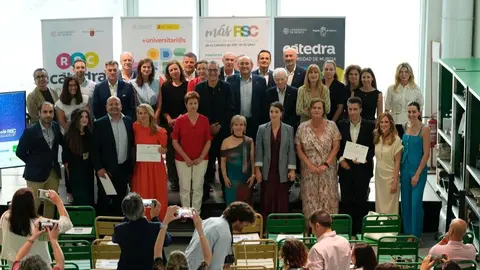 Fotograf&iacute;a de familia con los premiados y otros participantes en la 'Noche de la RSC'. (UMU)