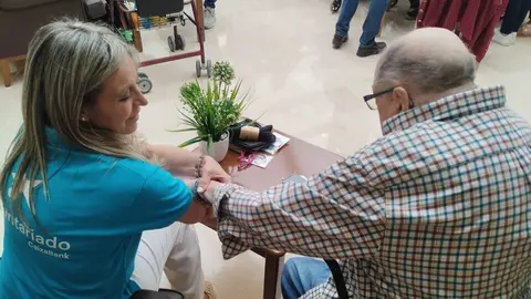 Actividad de Voluntariado CaixaBank con flores en residencias de mayores de la Regi&oacute;n. (CaixaBank)