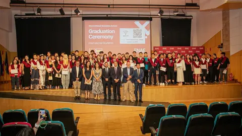 Imagen de familia durante la graduaci&oacute;n de la promoci&oacute;n internacional 2024/25 de ENAE. (ENAE)