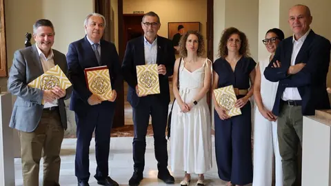 Imagen de familia durante la presentaci&oacute;n de la VIII Memoria de Responsabilidad Social Corporativa de la UMU. (UMU)