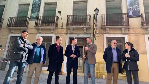 El consejero de Fomento e Infraestructuras, Jorge Garc&iacute;a Montoro, y el alcalde de Caravaca de la Cruz, Jos&eacute; Francisco Garc&iacute;a, en una imagen de archivo de la presentaci&oacute;n de una de las promociones beneficiadas en la anterior convocatoria de ayudas de cohousing. (CARM)