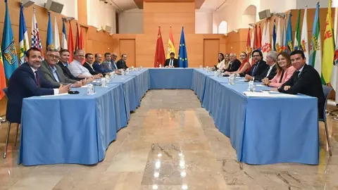 El jefe del Ejecutivo auton&oacute;mico, Fernando L&oacute;pez Miras, reunido con el presidente de Agrupal, Jos&eacute; Garc&iacute;a G&oacute;mez, as&iacute; como con su equipo y con responsables del Centro Tecnol&oacute;gico Nacional de la Conserva y la Alimentaci&oacute;n. (CARM)