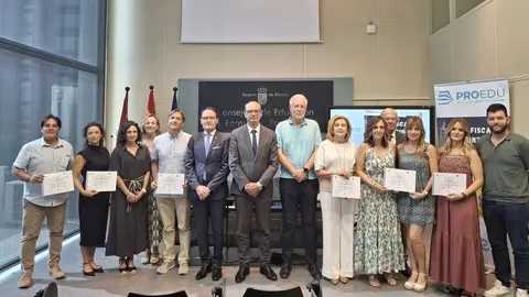 El consejero de Educaci&oacute;n, V&iacute;ctor Mar&iacute;n; el fiscal superior de la Regi&oacute;n de Murcia, Jos&eacute; Lu&iacute;s D&iacute;az Manzanera; y el magistrado de la Sala Civil y Penal del Tribunal Superior de Justicia de la Regi&oacute;n de Murcia, Joaqu&iacute;n &Aacute;ngel de Domingo, durante la clausura del programa. (CARM)