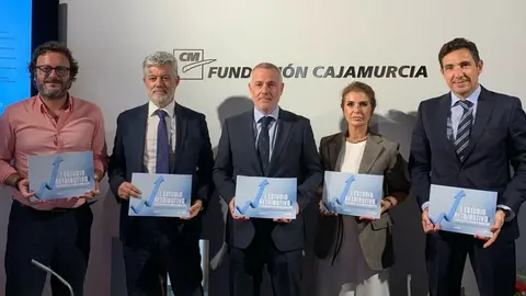 Imagen de familia durante la presentaci&oacute;n del primer informe regional sobre las retribuciones de los directivos. (Agencia Weekend)