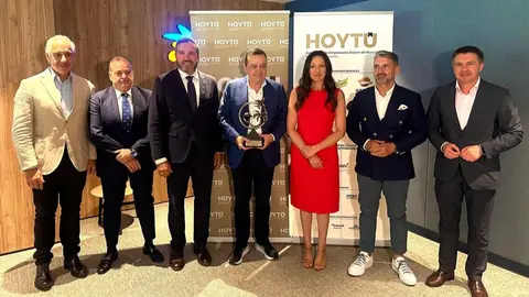 Foto de familia con Bartolom&eacute; Vera, nuevo presidente de HoyT&uacute; (segundo por la izquierda); Jos&eacute; Mar&iacute;a Albarrac&iacute;n en el centro sosteniendo su reconocimiento; la consejera de Turismo, Carmen Conesa; el presidente de CROEM, Miguel L&oacute;pez (tercero por la izquierda) y Jes&uacute;s Avellaneda, expresidente de HoyT&uacute; (segundo por la derecha), entre otros. (CARM)