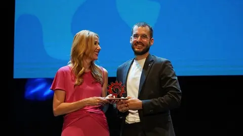 La consejera de Empresa, Marisa L&oacute;pez, entrega el premio al ganador Alejandro Mart&iacute;. (AJE)
