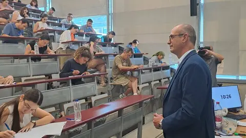 El consejero de Educaci&oacute;n y Formaci&oacute;n Profesional, V&iacute;ctor Mar&iacute;n, visita una de las sedes donde se celebran las oposiciones a Secundaria.&nbsp;(CARM)