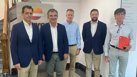 Imagen de archivo de la visita del consejero de Medio Ambiente, Juan Mar&iacute;a V&aacute;zquez, al complejo de Repsol en Cartagena. (CARM)