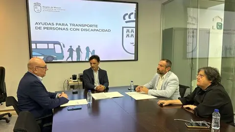 Reuni&oacute;n entre el consejero de Fomento e Infraestructuras, Jorge Garc&iacute;a Montoro, el director general de Movilidad y Transporte, Jos&eacute; Antonio Verd&uacute;, y el presidente y la vicepresidenta de Cermi, Pedro Mart&iacute;nez y Carmen Gil. (CARM)