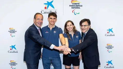 Imagen tras la firma del nuevo acuerdo de patrocinio entre CaixaBank y el Comit&eacute; Paral&iacute;mpico Espa&ntilde;ol. (CaixaBank)