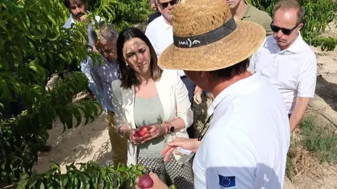 La consejera de Agricultura, Sara Rubira, durante su visita a la finca en la que se desarrollan las nuevas variedades de fruta de hueso. (CARM)