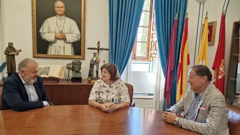 Un momento del encuentro entre Mar&iacute;a Dolores Garc&iacute;a, presidenta de la UCAM, y Lucas Jim&eacute;nez, presidente del SCRATS. (UCAM)