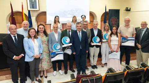 Imagen de familia con los galardonados en los I Premios de la C&aacute;tedra Carbono Azul de la Universidad de Murcia. (Red El&eacute;ctrica/Web)