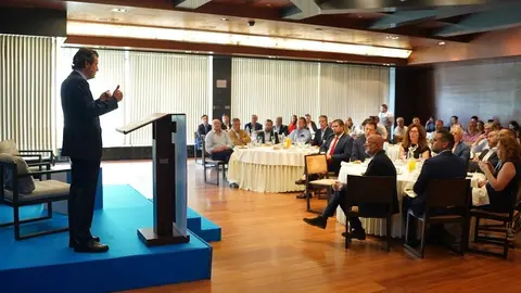 Imagen del Desayuno de Murcia Diario con Jos&eacute; C&iacute;scar exponiendo y algunos de los asistentes. (Ra&uacute;l Alc&aacute;ntara)