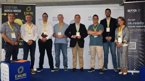 Imagen de familia en el evento &lsquo;C&oacute;mo innovar utilizando IA: casos pr&aacute;cticos&rsquo;, impulsado por el Ecosistema Murcia Innova y la asociaci&oacute;n MIA. (Portavoz)