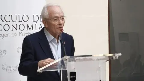 Imagen de Tom&aacute;s Zamora en la entrega del premio. (C&iacute;rculo de Econom&iacute;a)