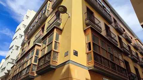 Apartamentos Tur&iacute;sticos en la calle Mayor de Cartagena. (Archivo)