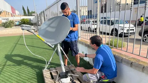 T&eacute;cnicos de Avanza Fibra con una antena de internet v&iacute;a sat&eacute;lite. (Avanza Fibra)