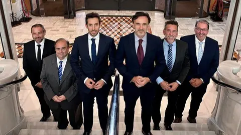 El consejero de Fomento e Infraestructuras, Jorge Garc&iacute;a Montoro, junto al equipo directivo de su departamento, en la Asamblea Regional. (CARM)