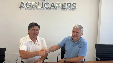 Vicente S&aacute;nchez Ros, presidente de Hoste&Aacute;guilas, y Jos&eacute; Manuel Pelegr&iacute;n L&oacute;pez, gerente de Agrucapers, firman el acuerdo de colaboraci&oacute;n. (Hoste&Aacute;guilas)