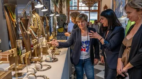La concejal Bel&eacute;n Romero visitando un comercio. (Ayuntamiento de Cartagena)