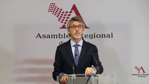 El consejero Luis Alberto Mar&iacute;n, explica los presupuestos en la Asamblea Regional. (CARM)