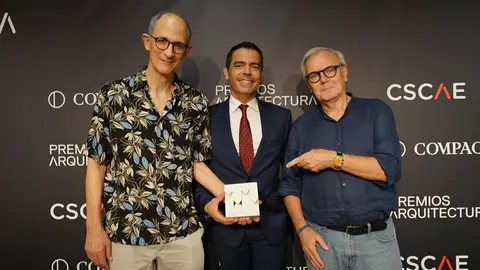Nicolas Mauri (Temperaturas Extremas); Marcos Ros Sempere, diputado del Parlamento Europeo; y Andres C&aacute;novas (Temperaturas Extremas), en la gala de los Premios Arquitectura 2025. (LLYC)