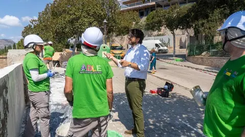 El concejal &Aacute;lvaro Vald&eacute;s visitando a los participantes. (Ayuntamiento de Cartagena)