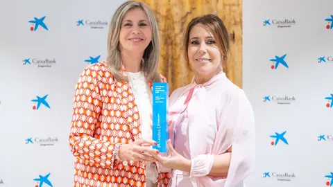 Olga Garc&iacute;a entrega  el 'CaixaBank Premio Empresaria Regi&oacute;n de Murcia' 2025 a Mar&iacute;a Jos&eacute; S&aacute;nchez.