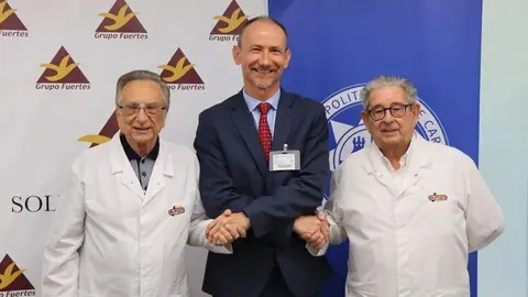El rector de la UPCT, Mathieu Kessler, junto a Tom&aacute;s Fuertes, presidente de Grupo Fuertes, y Jos&eacute; Fuertes, consejero delegado de Grupo Fuertes. (Grupo Fuertes)