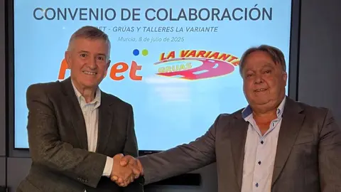 Pedro D&iacute;az, presidente de FROET, y Diego Nicol&aacute;s, administrador de La Variante, suscriben el convenio de colaboraci&oacute;n. (FROET)