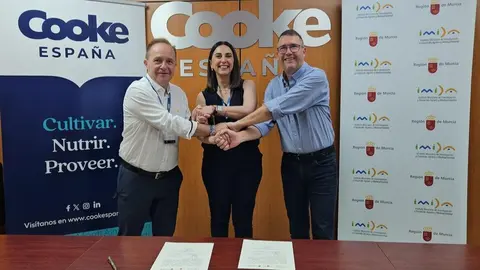 Imagen tras la firma del acuerdo de colaboraci&oacute;n entre Culmarex y el Imida. (CARM)