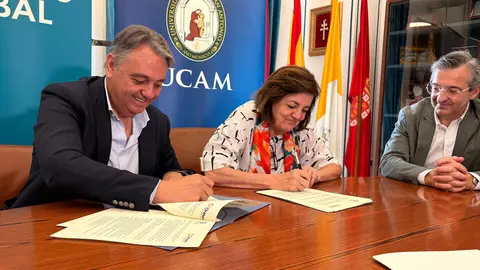 Un momento de la firma del convenio entre la UCAM y Hozono Global. (UCAM)
