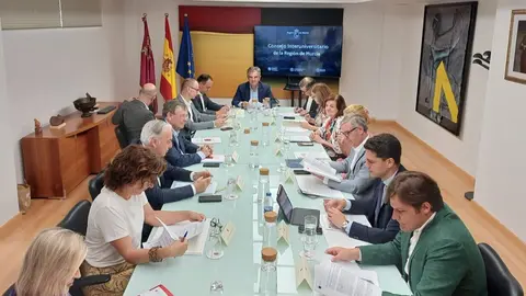 El consejero de Universidades, Juan Mar&iacute;a V&aacute;zquez, preside el segundo Consejo Interuniversitario de 2025. (CARM)
