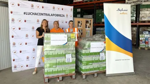 Fundaci&oacute;n Sabic entrega leche al Banco de Alimentos de la Regi&oacute;n de Murcia. (Comp&aacute;s Comunicaci&oacute;n)
