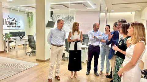 Imagen de archivo, en la que la consejera de Empresa, Empleo y Econom&iacute;a Social, Marisa L&oacute;pez Arag&oacute;n, junto al director del Info, Joaqu&iacute;n G&oacute;mez, visita uno de los comercios del casco hist&oacute;rico de Lorca beneficiado en una de las convocatorias de ayudas. (CARM)