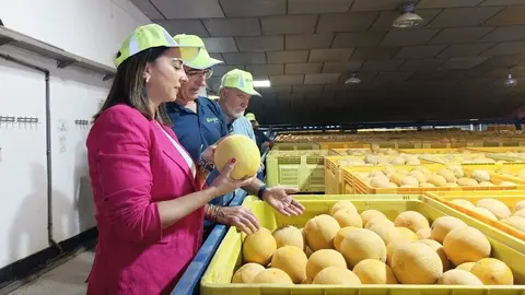 La consejera Sara Rubira durante la visita a la cooperativa Gregal. (CARM)