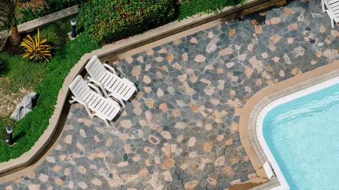 Imagen a&eacute;rea de una piscina. (Freepik)