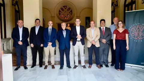 Foto de familia durante la renovaci&oacute;n del acuerdo. (Grupo Fuertes)