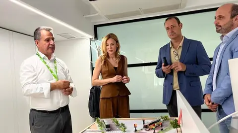 La consejera de Empresa, Marisa L&oacute;pez Arag&oacute;n, durante la visita a la empresa Odin Solutions. (CARM)