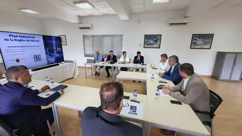 El consejero Juan Mar&iacute;a V&aacute;zquez durante la reuni&oacute;n de trabajo mantenida con el presidente de la Asociaci&oacute;n de Empresas del Valle de Escombreras (AEVE), Antonio Mestre, y y miembros de su Junta Directiva. (CARM)