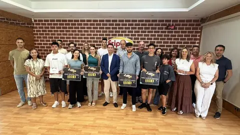 Foto de familia durante el acto de entrega. (Ayuntamiento de Las Torres de Cotillas)
