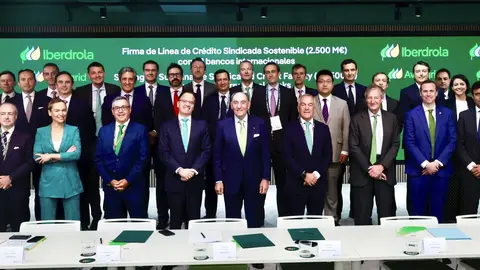 El presidente de Iberdrola, Ignacio Gal&aacute;n, firma la l&iacute;nea de cr&eacute;dito con 32 entidades bancarias. (Iberdrola)