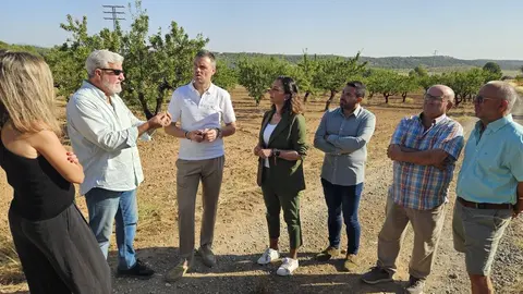 La consejera de Agricultura, Sara Rubira, en una finca de almendros con cultivos afectados por la sequ&iacute;a. (CARM)