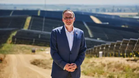 Jordi Torres, director general de TotalEnergies, en uno de los parques solares de la compa&ntilde;&iacute;a en Espa&ntilde;a. (TotalEnergies)
