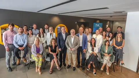 El director territorial de Connecta, Juan Manuel Casco, y el director territorial de Andaluc&iacute;a, Juan Ignacio Zafra, en el centro Connecta de M&aacute;laga. (CaixaBank)