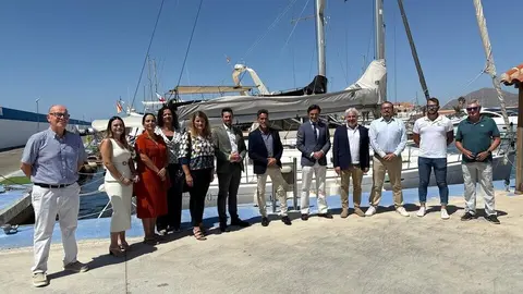 Foto de familia durante la visita del consejero al puerto de Mazarr&oacute;n. (CARM)