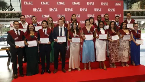 Alumnos de ENAE durante la graduaci&oacute;n. (ENAE)