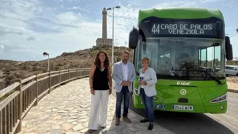 El director general de Movilidad, Jos&eacute; Antonio Verd&uacute;, junto a la gerente de La Manga Consorcio, Esperanza Nieto (izq), y la concejala de Comercio del ayuntamiento de Cartagena, Bel&eacute;n Romero. (CARM)