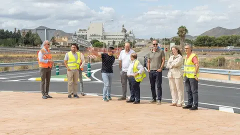 El director general de Carreteras, Francisco Carrillo, acompa&ntilde;ado del concejal de Urbanismo e Infraestructuras de Cartagena, Diego Ortega, durante la visita a las obras de la rotonda en la carretera de la Aljorra (RM-602) que da acceso a Sabic (RM-E31). (CARM)